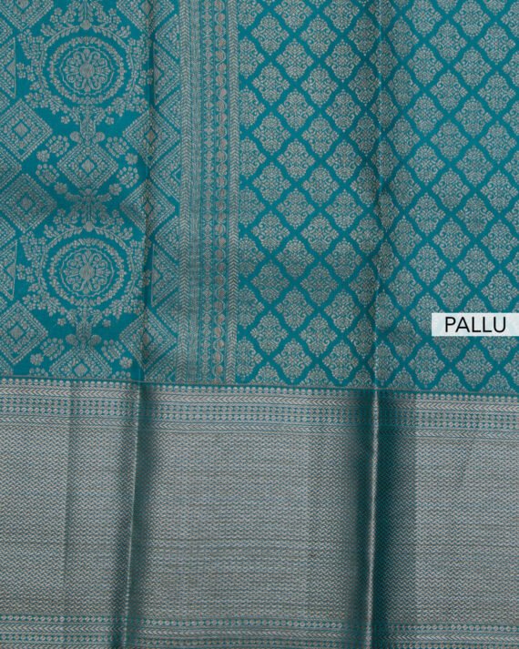 Stunning Green Kanchipuram Pure Silk Saree for Elegance and Grace - Image 5